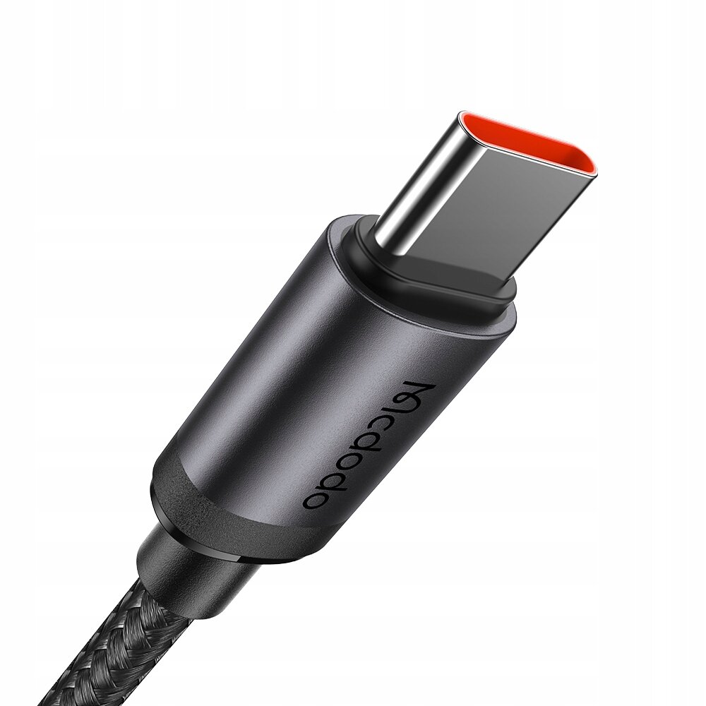 Zbliżenie na końcówkę kabla USB-C z metalową obudową i plecionym przewodem, na której widnieje napis \'Mcdodo\'.