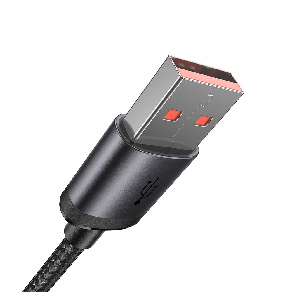 Zdjęcie przedstawia zbliżenie na końcówkę kabla USB z metalową obudową i plecionym przewodem. Na obudowie widoczny jest symbol USB.