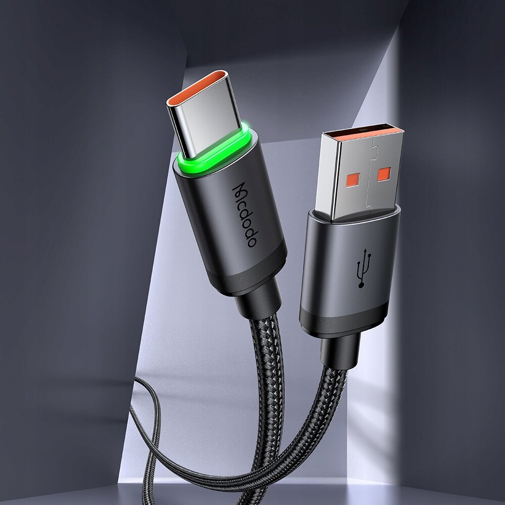 Zdjęcie przedstawia kabel USB-C z plecionym przewodem i złączem USB, na którym widoczny jest napis \'Mcdodo\'.