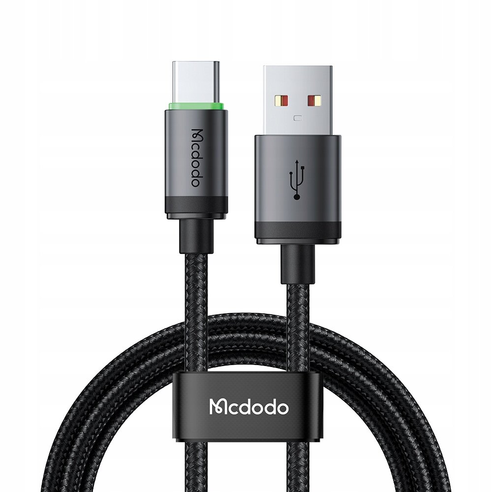 Na obrazie widoczny jest czarny kabel USB z końcówkami USB-C i USB, z logo \'Mcdodo\' na obu końcówkach. Kabel jest opleciony materiałem i spięty opaską z napisem \'Mcdodo\'.