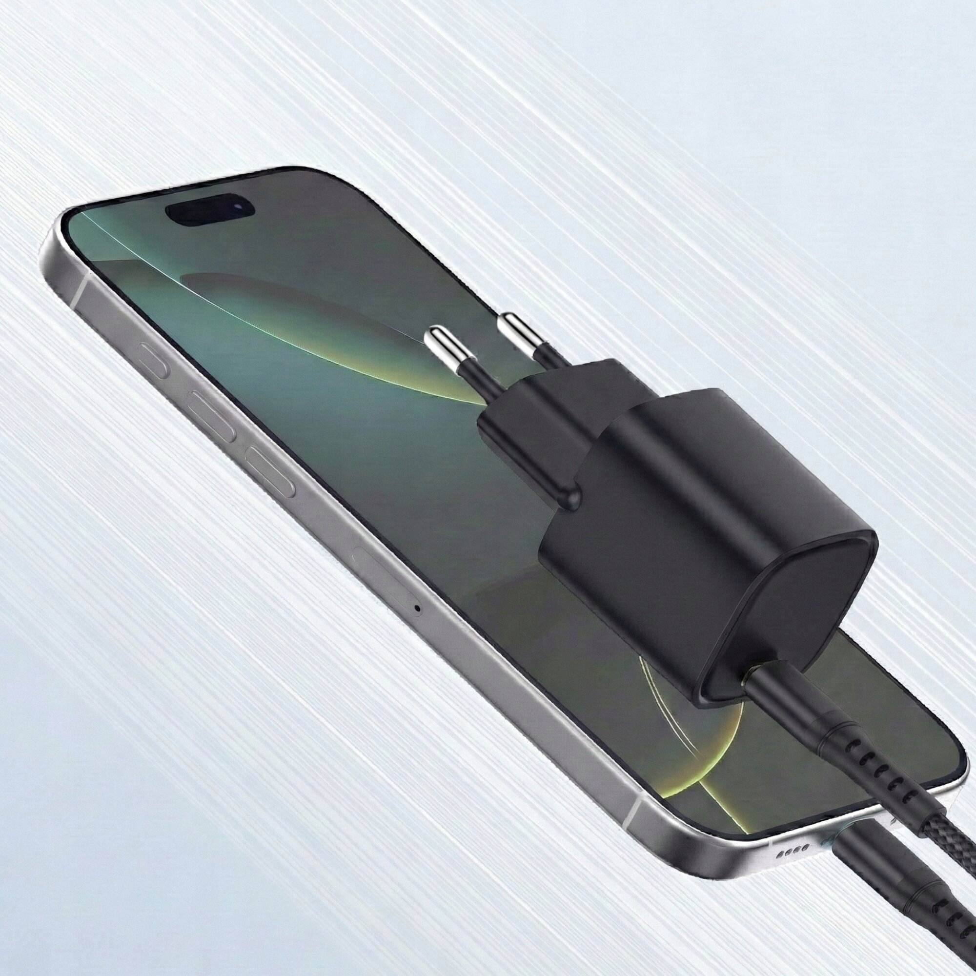 Na obrazie widoczny jest smartfon z podłączoną czarną ładowarką sieciową USB typu C. Tło jest jasne i ma teksturę przypominającą linie.