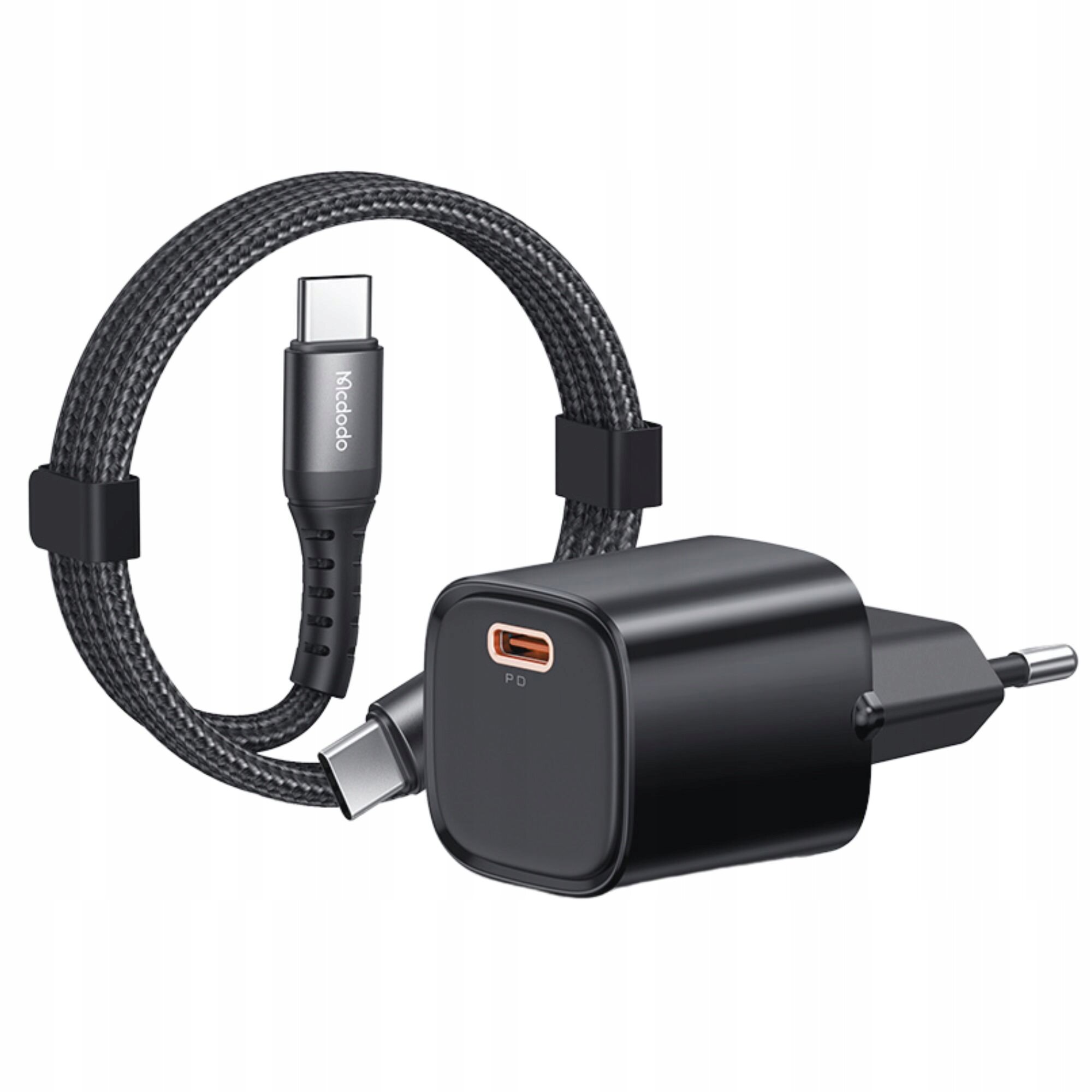 Na obrazie widoczna jest czarna ładowarka sieciowa z portem USB Typ C oraz czarny kabel USB-C z plecionym oplotem. Na kablu znajduje się napis \'Mcdodo\'.