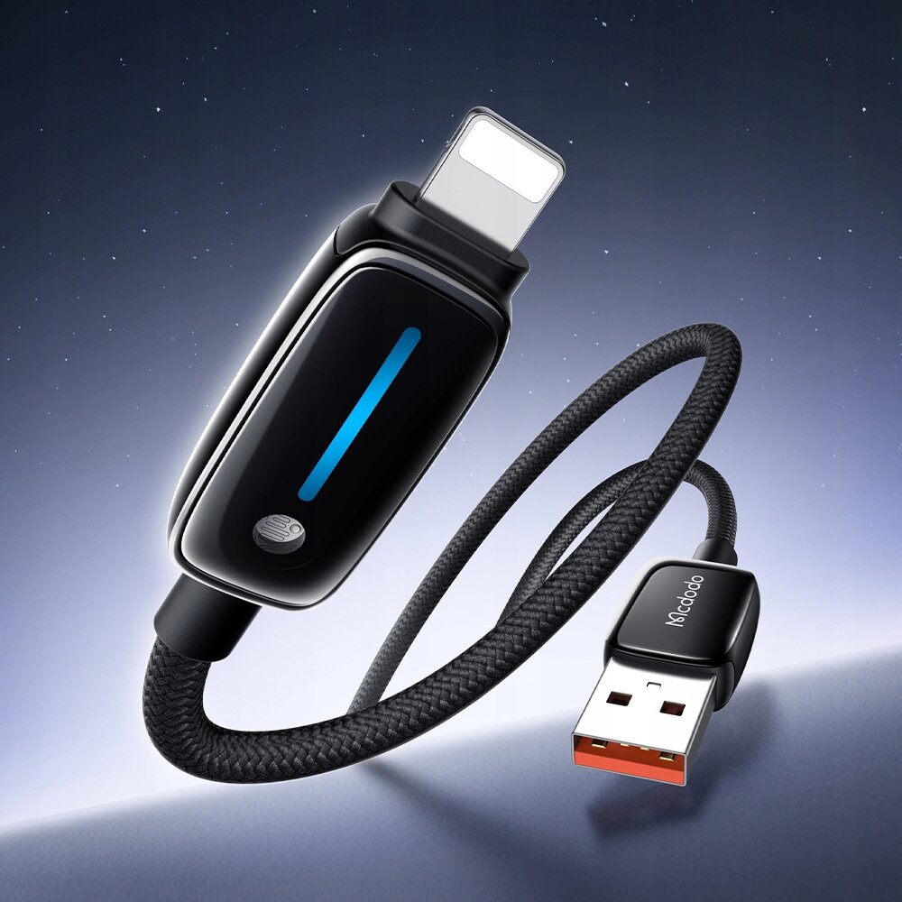 Na obrazie widoczny jest czarny kabel USB z końcówką Lightning oraz logo \'Mcdodo\' na obudowie wtyczki. Kabel ma plecioną osłonę i jest przedstawiony na tle nocnego nieba.
