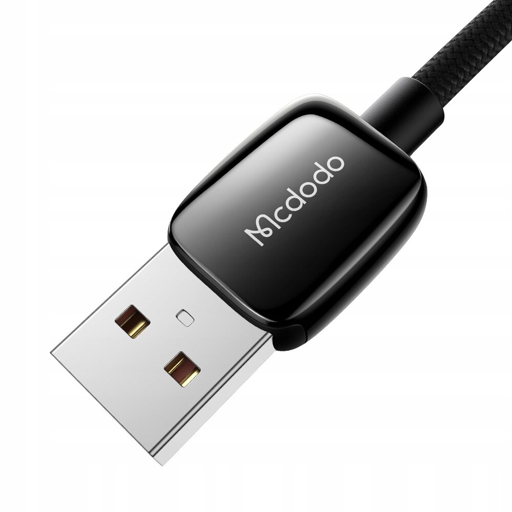 Na obrazie widoczny jest czarny kabel USB z logo \'Mcdodo\' na obudowie wtyczki. Kabel ma plecioną osłonę i metalową końcówkę USB-A.