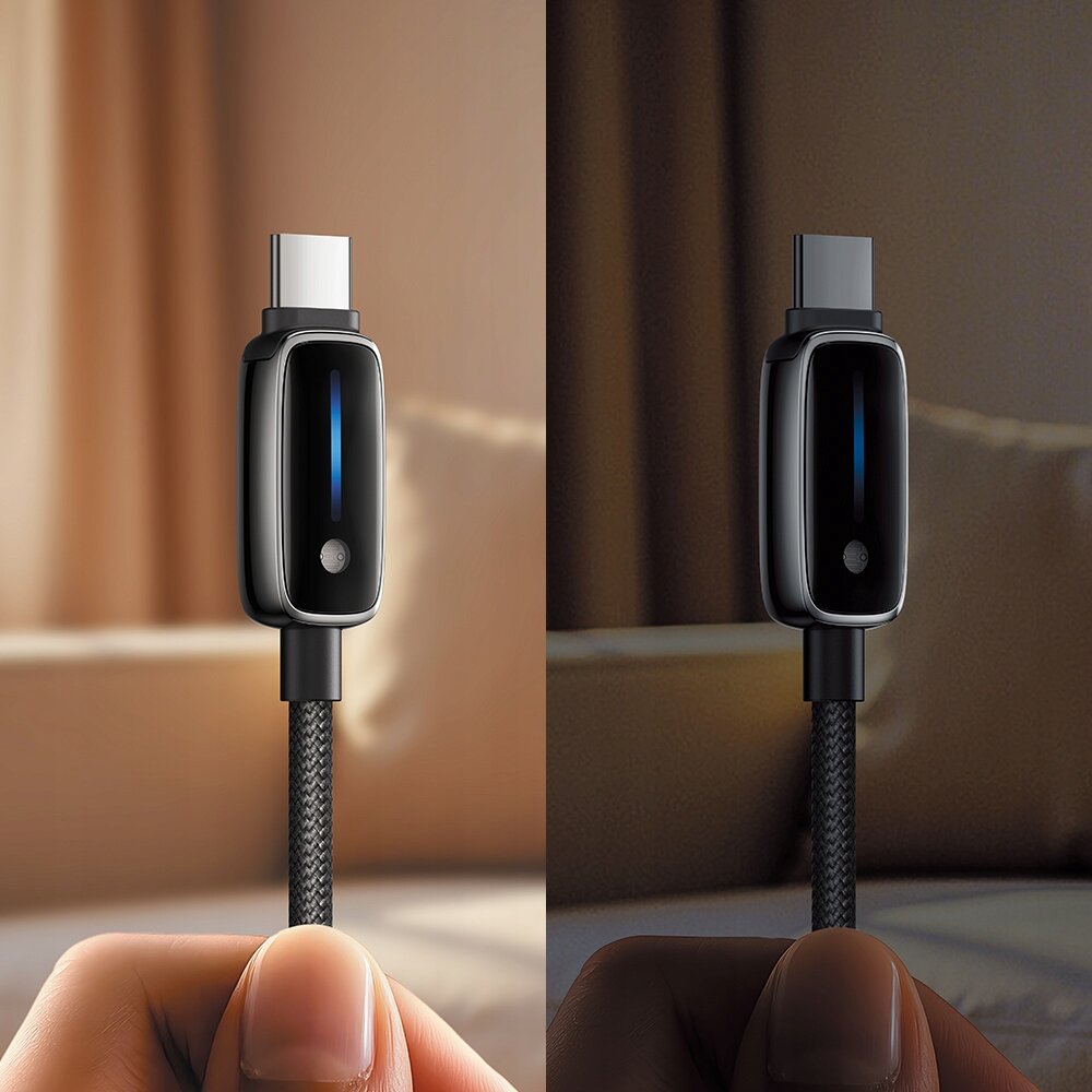 Obraz przedstawia dwa zbliżenia na końcówkę kabla USB-C z czarną obudową i niebieskim podświetleniem. Kabel trzymany jest w dłoni na tle rozmytego wnętrza.