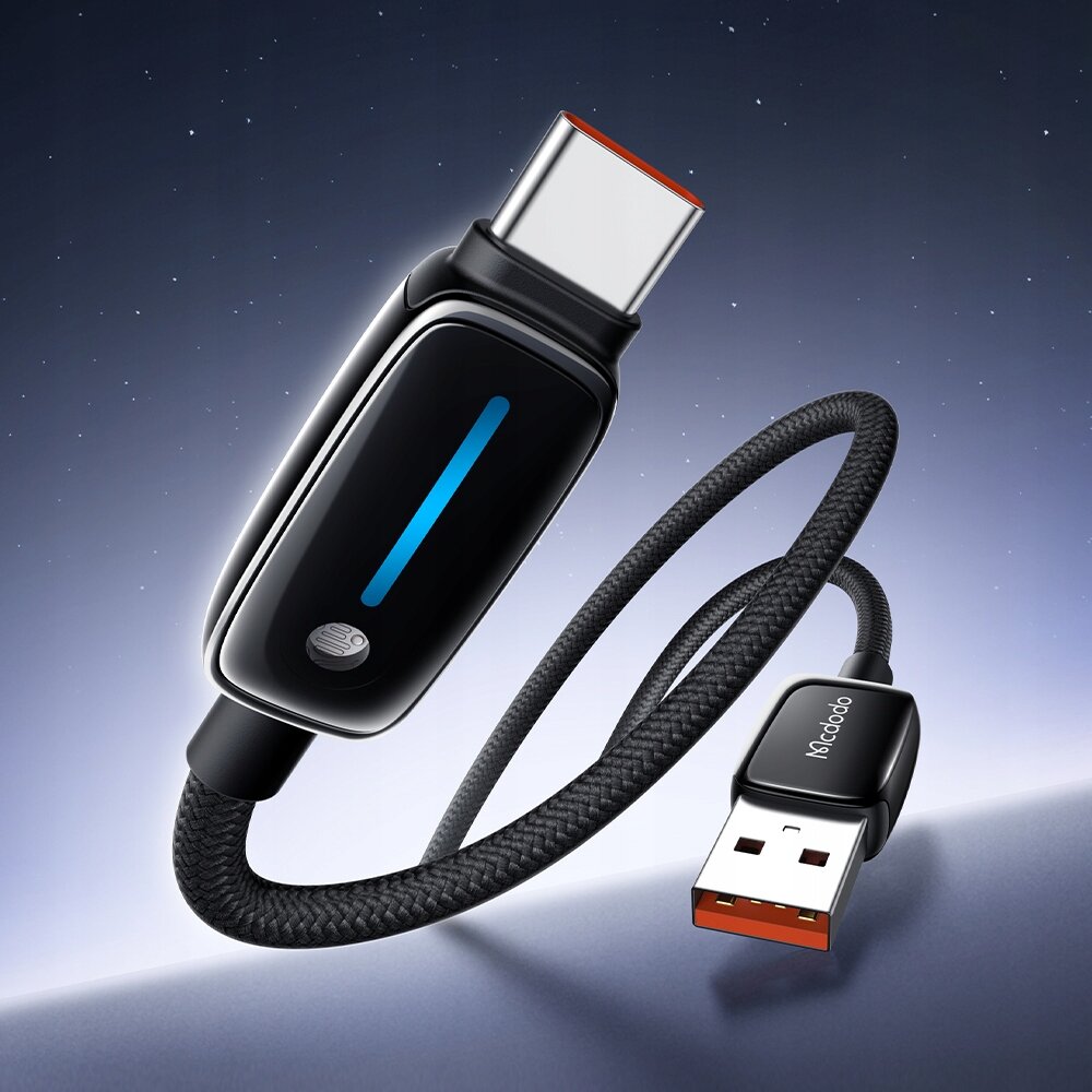 Na obrazie widoczny jest czarny kabel USB z końcówkami USB-A i USB-C, z niebieskim podświetleniem na jednej z końcówek. Na kablu znajduje się napis \'Mcdodo\'.
