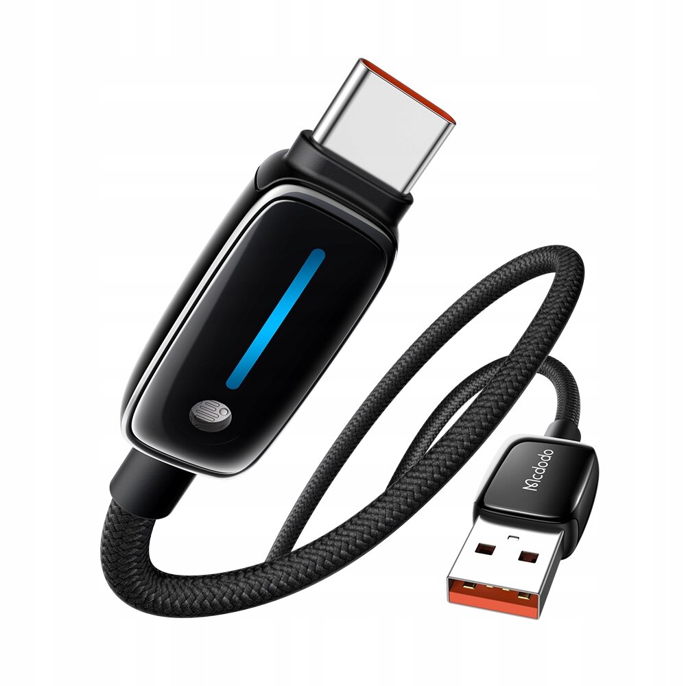 Na obrazie widoczny jest czarny kabel USB z końcówkami USB-A i USB-C, z plecioną osłoną i podświetleniem LED. Na jednej z końcówek znajduje się napis \'Mcdodo\'.