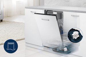 Samsung Aqua Stop. Automatyczne odcięcie wody Zmywarka w zabudowie z otwartymi drzwiami, obok której znajduje się okrągła grafika przedstawiająca mechanizm Aqua Stop. Na podłodze widoczny jest dywan, a w tle jasna ściana.