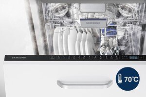 Samsung Funkcja dezynfekcji. Perfekcyjna czystość i dbałość o zdrowie Zmywarka z widocznym wnętrzem, wypełniona naczyniami i sztućcami, z panelem sterowania na drzwiach. Na obrazie widoczna jest ikona z temperaturą 70°C oraz logo \'SAMSUNG\'.
