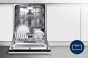 Samsung Funkcja połowy załadunku. Działaj ekologicznie Otwarta zmywarka z widocznymi naczyniami w środku, obok znajduje się niebieska ikona z symbolem szuflady. Na panelu zmywarki widoczne jest logo \'SAMSUNG\'.