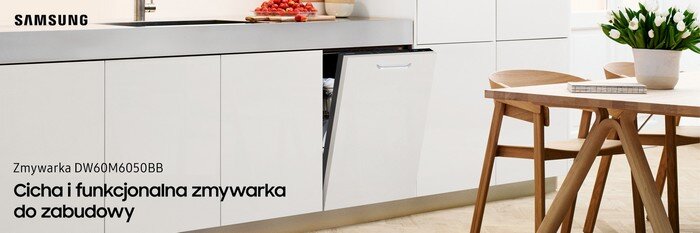 Samsung Zmywarka Dw60m6050bb Kv 1920 Kuchnia z białymi szafkami, w jednej z nich częściowo otwarta zmywarka. Na blacie leżą czerwone owoce, a obok stoi drewniany stół z krzesłami i wazonem z kwiatami.