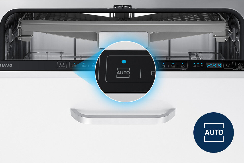 Samsung Dla Twojej wygody. Program Auto Zmywarka z otwartymi drzwiami, widoczny panel sterowania z przyciskiem \'AUTO\'. Logo \'SAMSUNG\' znajduje się na froncie urządzenia.