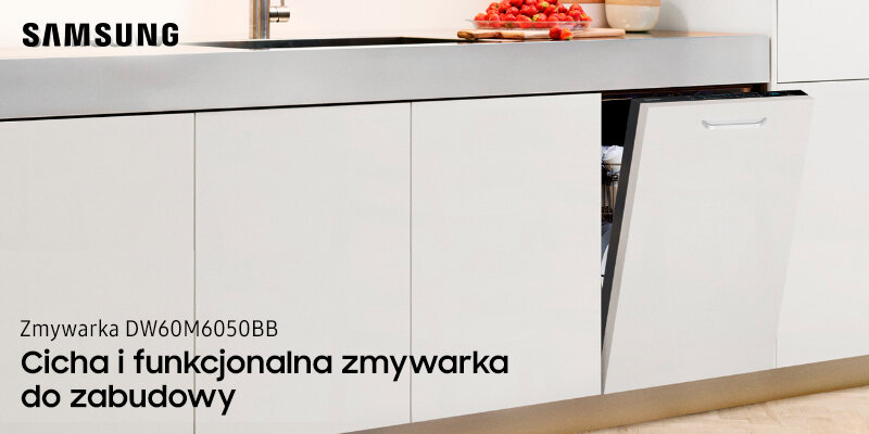 Kuchnia z zabudowaną zmywarką, której drzwi są lekko uchylone. Na blacie widoczne są owoce, a w lewym górnym rogu znajduje się logo SAMSUNG oraz tekst: \'Zmywarka DW60M6050BB Cicha i funkcjonalna zmywarka do zabudowy\'.