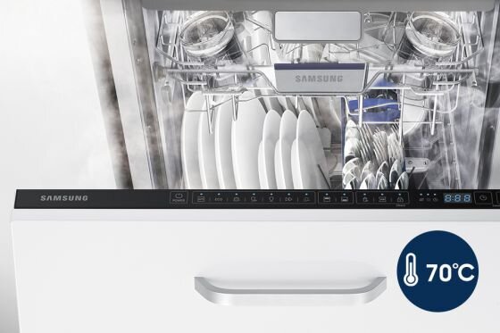 Otwarta zmywarka z widocznymi naczyniami i sztućcami w środku. Na panelu sterowania widoczne jest logo \'SAMSUNG\' oraz ikona z temperaturą 70°C.