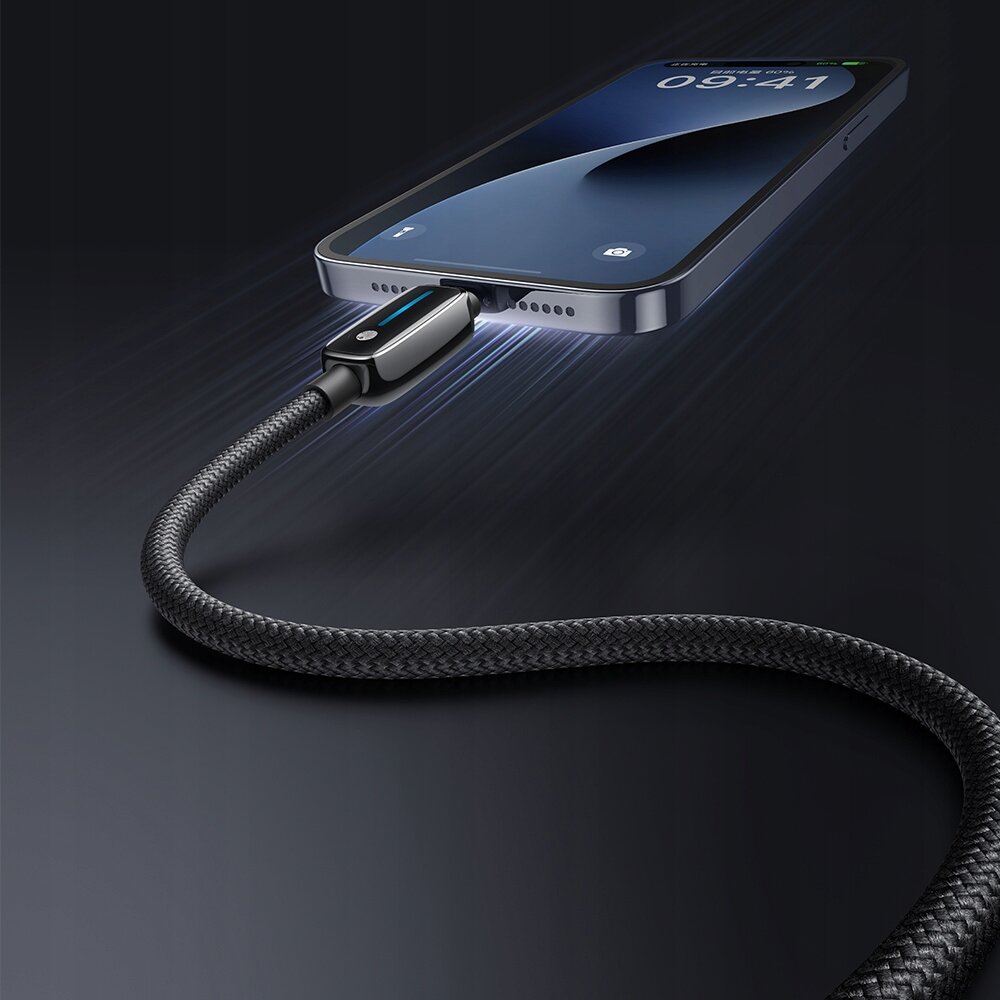 Zdjęcie przedstawia telefon z podłączonym kablem USB-A do portu Lightning, na ciemnym tle. Na ekranie telefonu widoczna jest godzina 09:41.