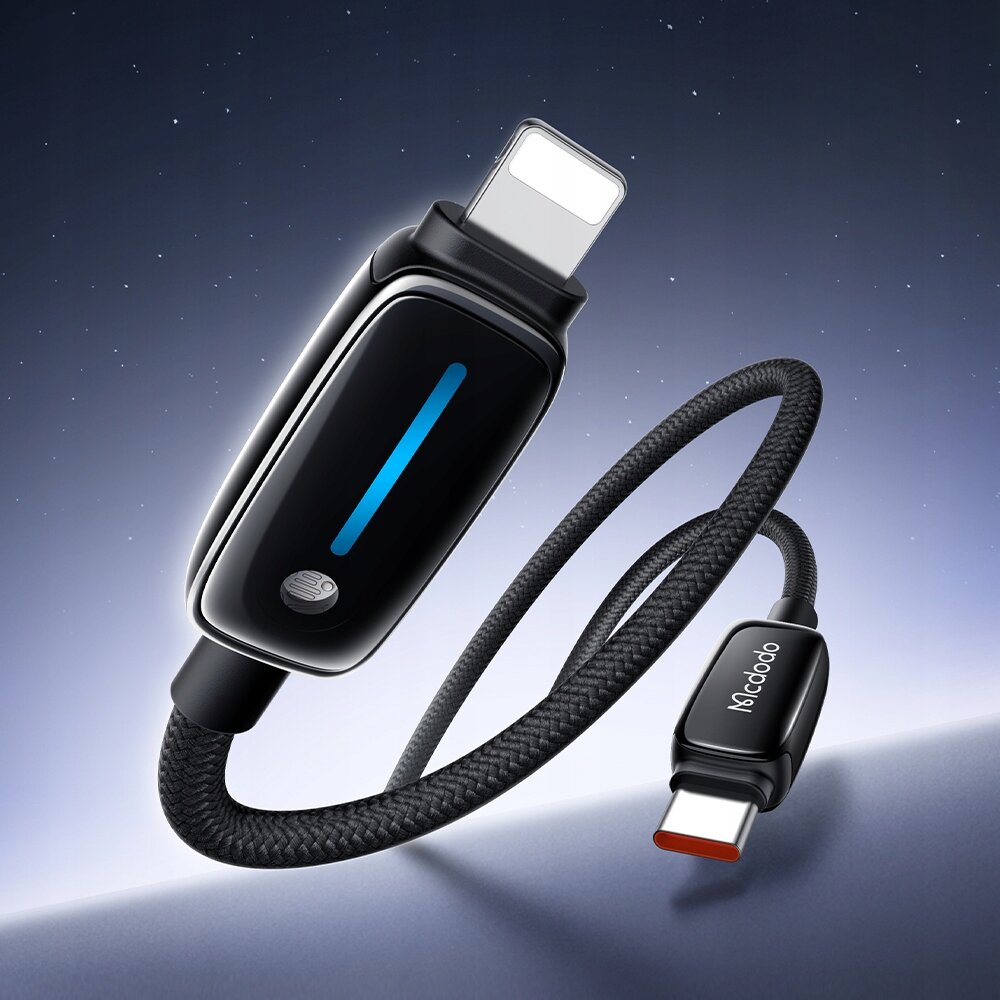 Na obrazie widoczny jest czarny kabel USB-C do Lightning z plecioną osłoną i podświetlanym złączem. Na jednym z końców kabla znajduje się napis \'Mcdodo\'.