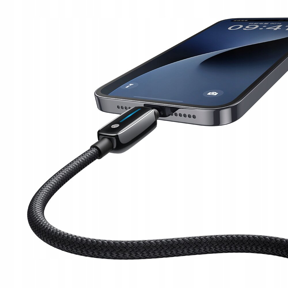 Zdjęcie przedstawia czarny kabel USB-A podłączony do smartfona z ekranem wyświetlającym godzinę 09:41. Kabel ma plecioną osłonę i jest podłączony do portu Lightning telefonu.