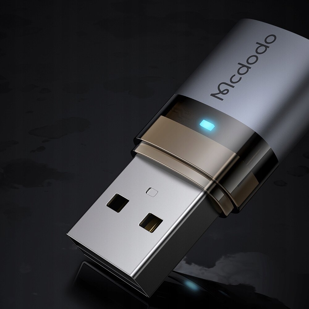 Adapter USB-A 3.0 do USB-C z napisem \'Mcdodo\' i niebieskim wskaźnikiem LED na ciemnym tle.
