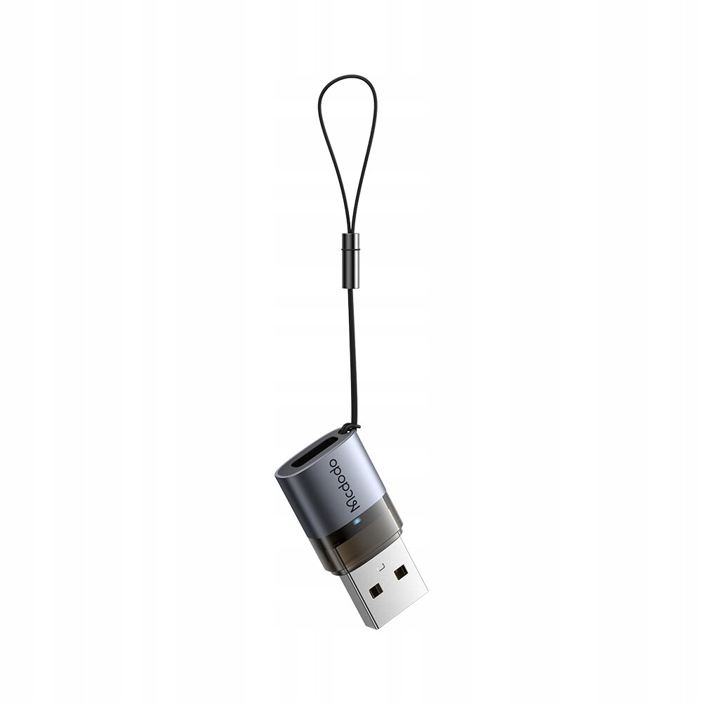 Na obrazie widoczny jest adapter USB z logo \'Mcdodo\', zawieszony na czarnym sznurku. Adapter ma metaliczną obudowę i port USB-A oraz USB-C.