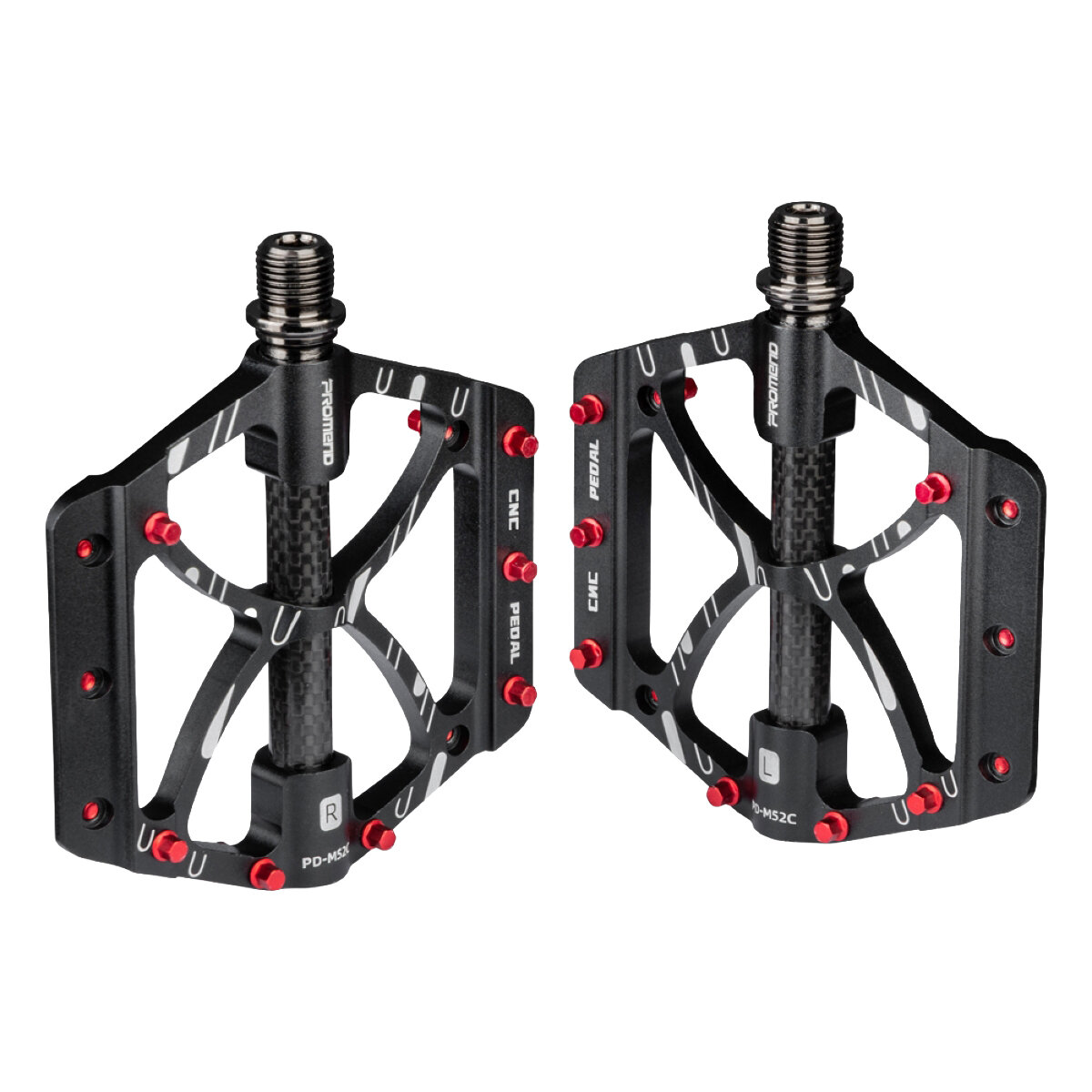 Dwa aluminiowe pedały rowerowe platformowe z pinami, w kolorze czarnym z czerwonymi akcentami. Na pedałach widoczne są napisy: \'PROMEND\', \'CNC\', \'PEDAL\', \'R\', \'PD-MX3\', \'L\', \'PD-M52C\'.