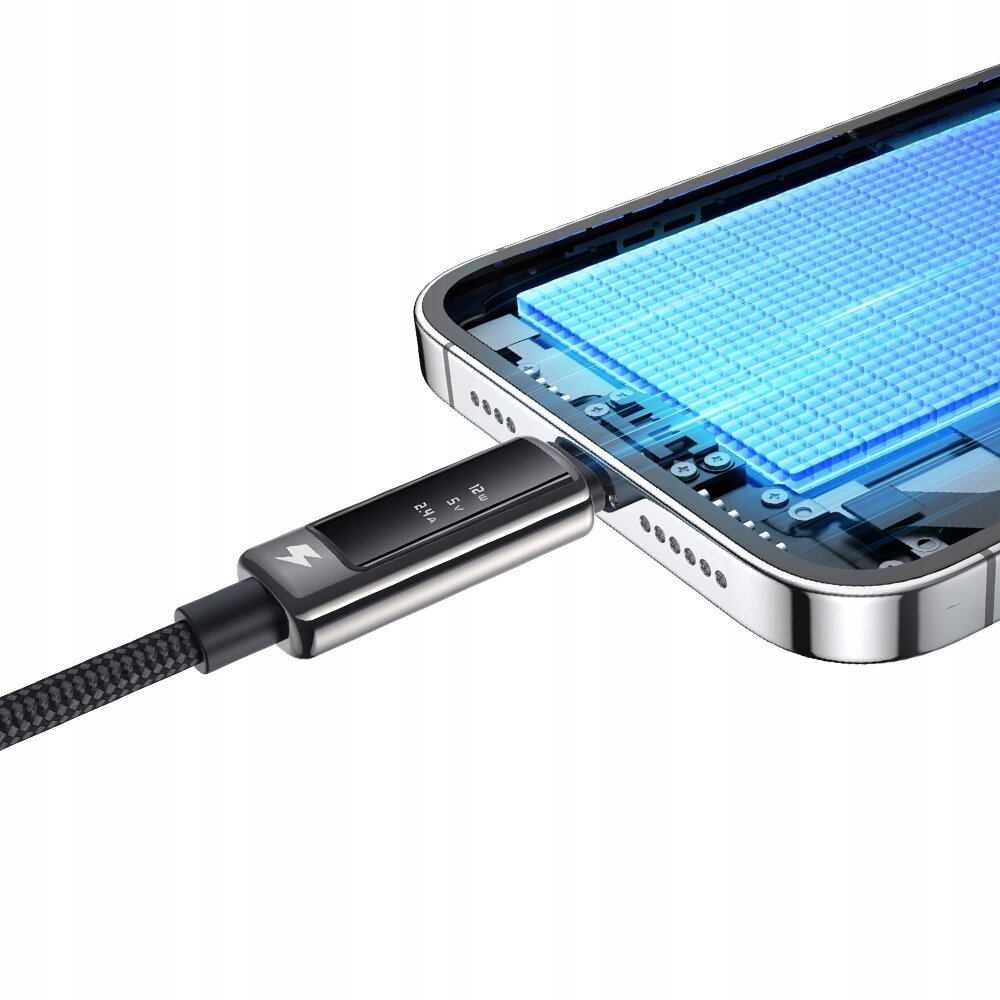 Obraz przedstawia kabel USB-A podłączony do urządzenia mobilnego z widocznym wnętrzem. Na wtyczce kabla znajduje się wyświetlacz z ikoną błyskawicy i wartościami \'12V\', \'1.5A\', \'2.4A\'.