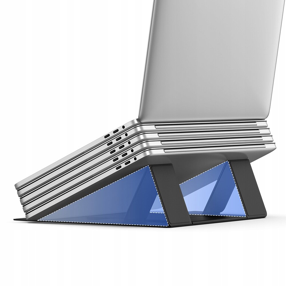 Na obrazie widoczna jest regulowana podstawka pod laptopa w kształcie trójkąta, wykonana z czarnego materiału z niebieskimi elementami. Na podstawce umieszczony jest srebrny laptop z widocznymi portami po bokach.