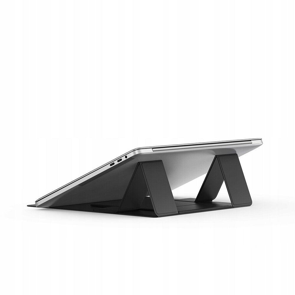 Na obrazie widoczna jest regulowana podstawka pod laptopa lub tablet, na której umieszczone jest urządzenie. Podstawka ma czarny kolor i prostą, geometryczną konstrukcję.
