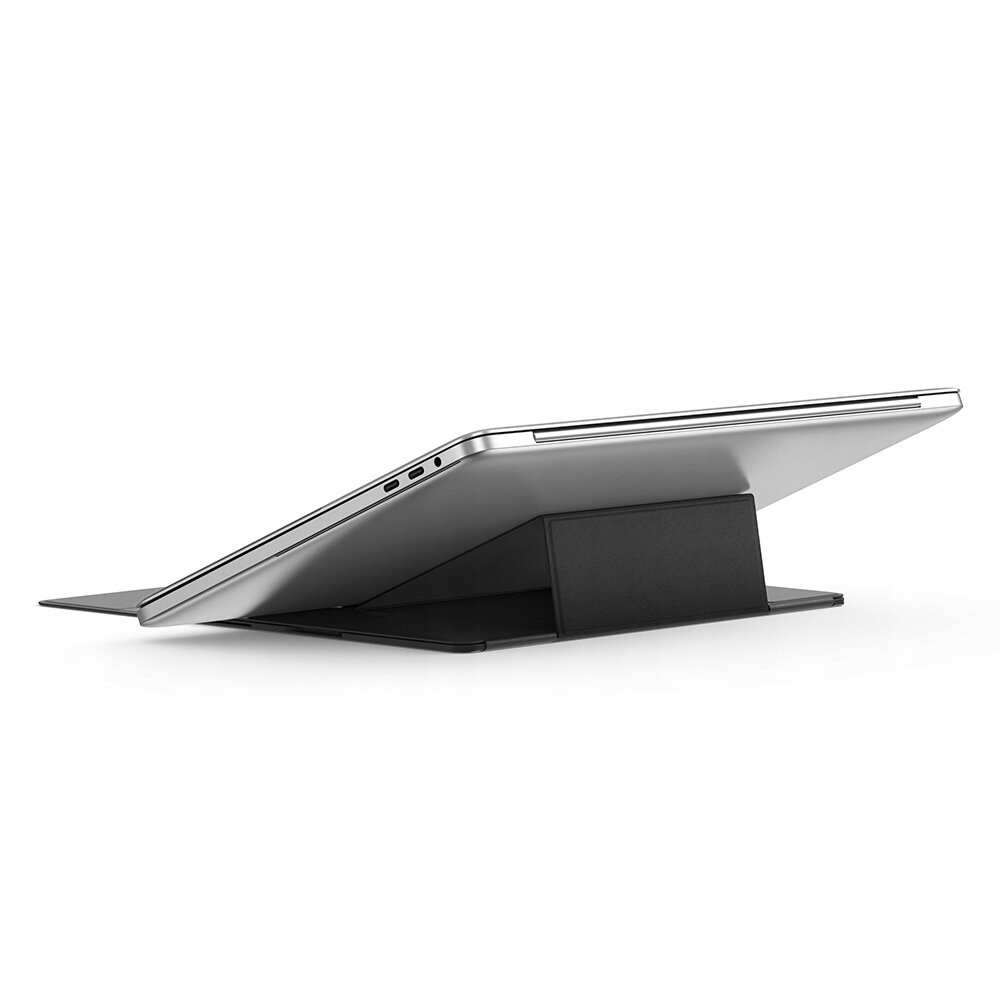 Na obrazie widoczna jest srebrna podstawka pod laptopa lub tablet, ustawiona pod kątem na czarnym, regulowanym uchwycie. Tło jest białe i jednolite.
