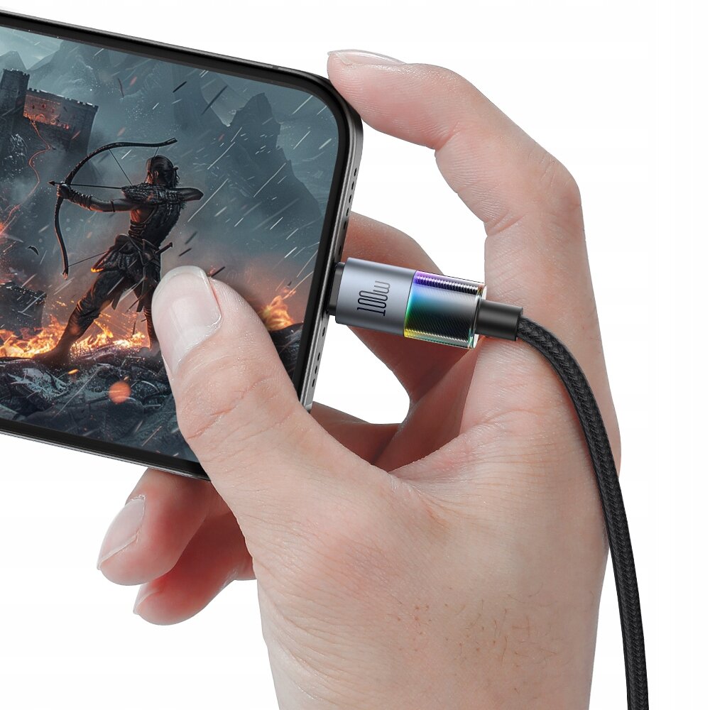 Osoba trzyma telefon z podłączonym kablem USB, na ekranie widoczna jest postać z łukiem w scenerii fantasy. Na wtyczce kabla widoczny jest napis \'3A\'.