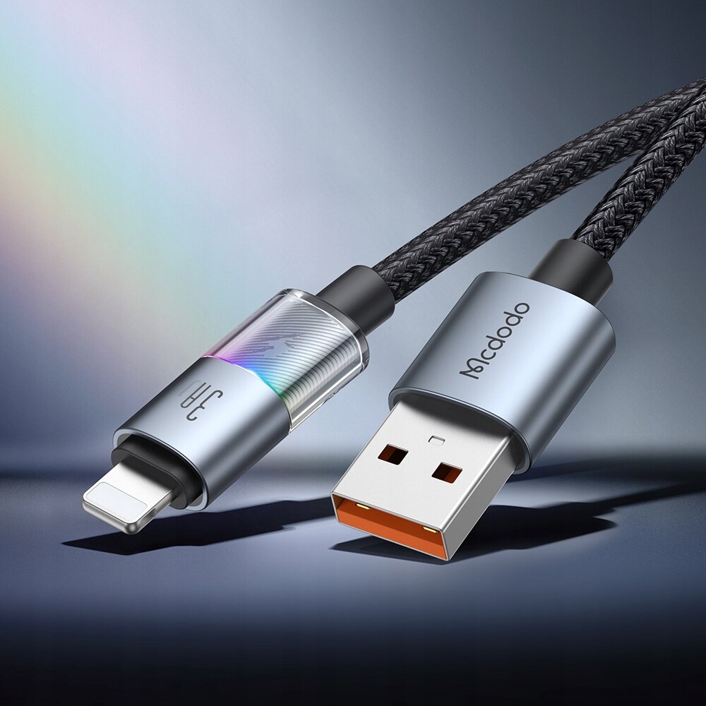Na obrazie widoczny jest czarny kabel USB z plecionym oplotem, zakończony złączem Lightning i USB. Na obudowie złącza USB znajduje się napis \'Mcdodo\'.