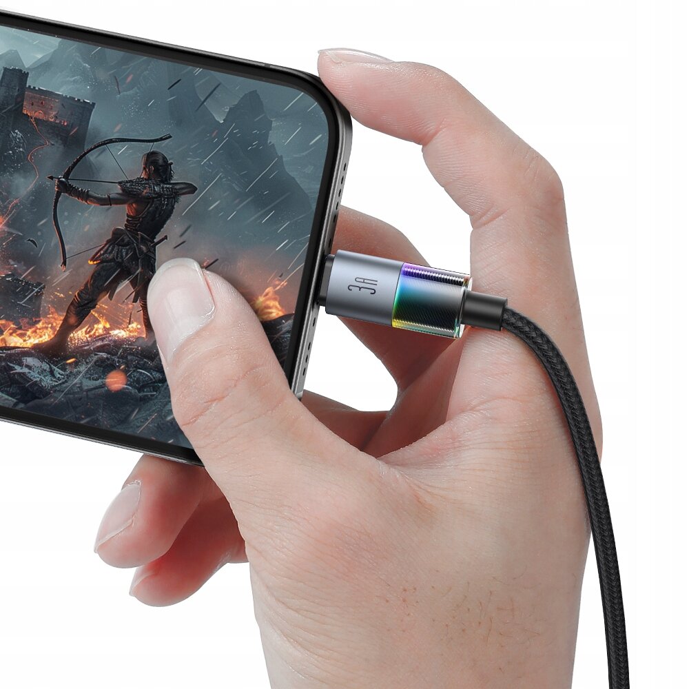 Osoba trzyma telefon z podłączonym kablem USB, na ekranie widoczna jest postać z łukiem w scenerii fantasy. Na wtyczce kabla widoczny jest napis \'3A\'.