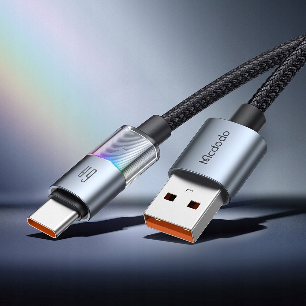 Na obrazie widoczny jest czarny kabel USB z końcówkami USB-A i USB-C. Na jednej z końcówek znajduje się napis \'Mcdodo\'.