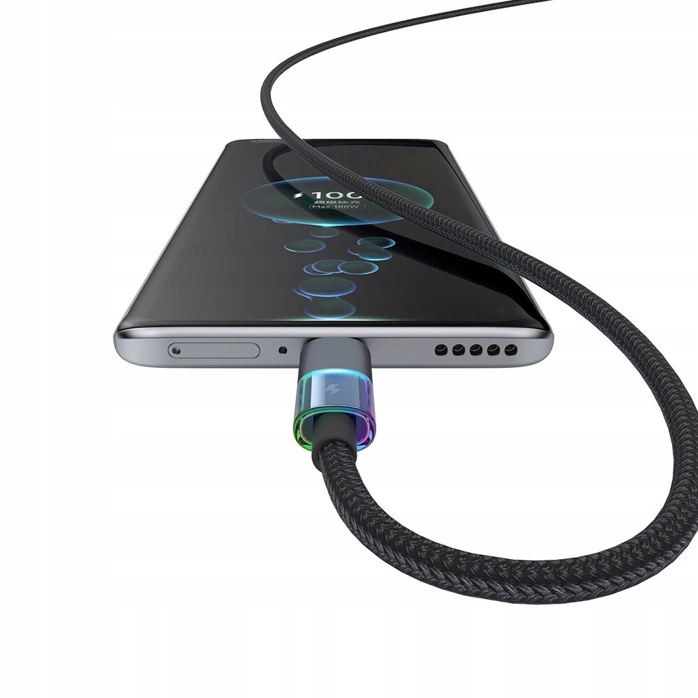 Czarny kabel USB-C podłączony do smartfona, z wyświetlonym na ekranie symbolem ładowania i napisem \'100%\'. Kabel ma plecioną osłonę i kolorowy element przy złączu.
