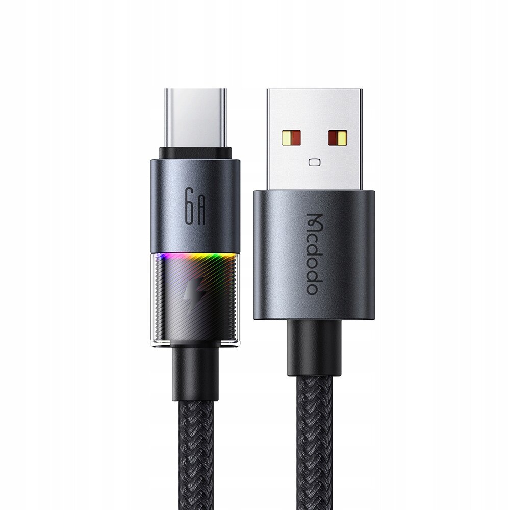 Na obrazie widoczny jest czarny kabel USB z końcówkami USB-A i USB-C. Na jednej z końcówek znajduje się napis \'6A\', a na drugiej \'Mcdodo\'.