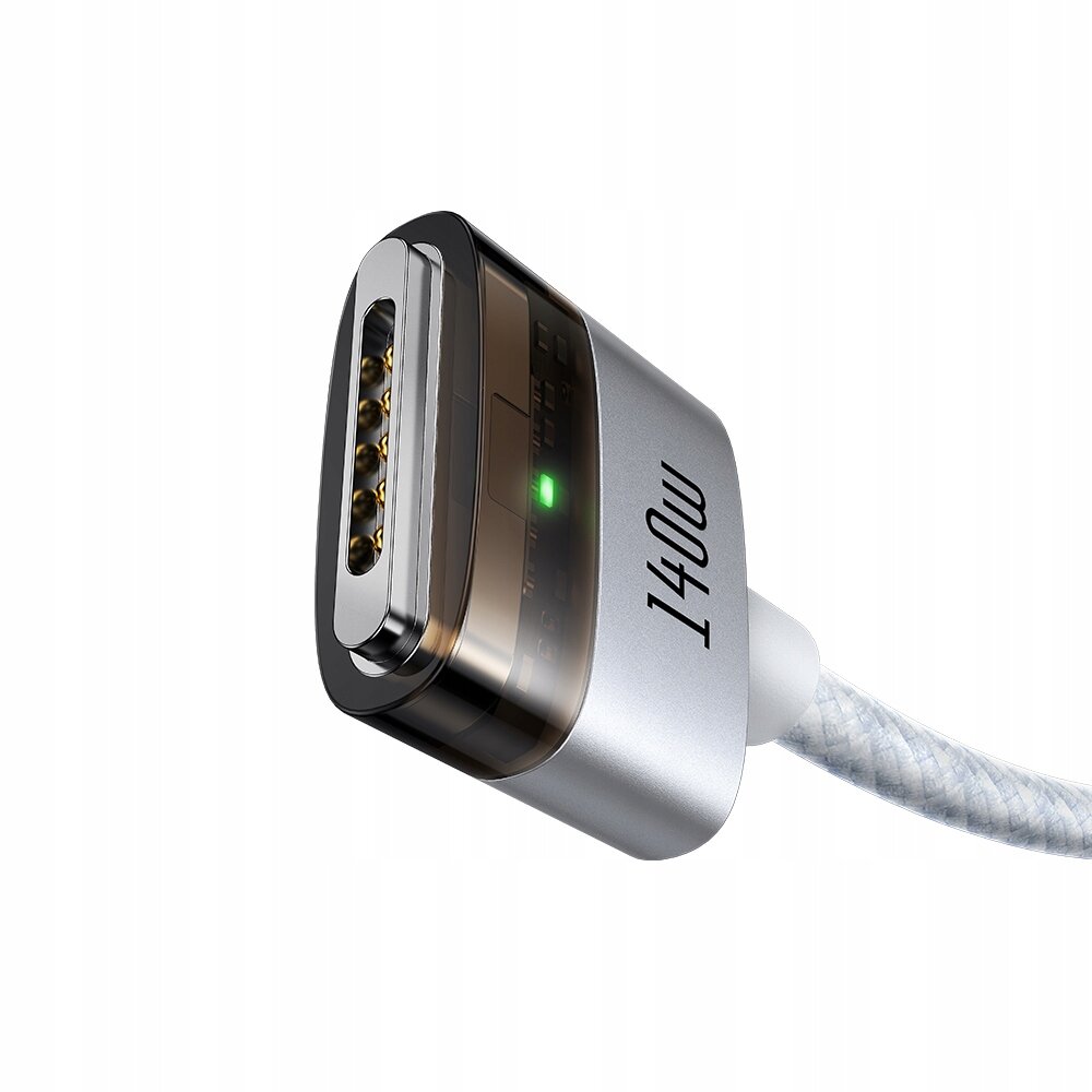 Zbliżenie na końcówkę kabla z metaliczną obudową i widocznym napisem \'140W\'. Kabel ma plecioną strukturę i zieloną diodę sygnalizacyjną.