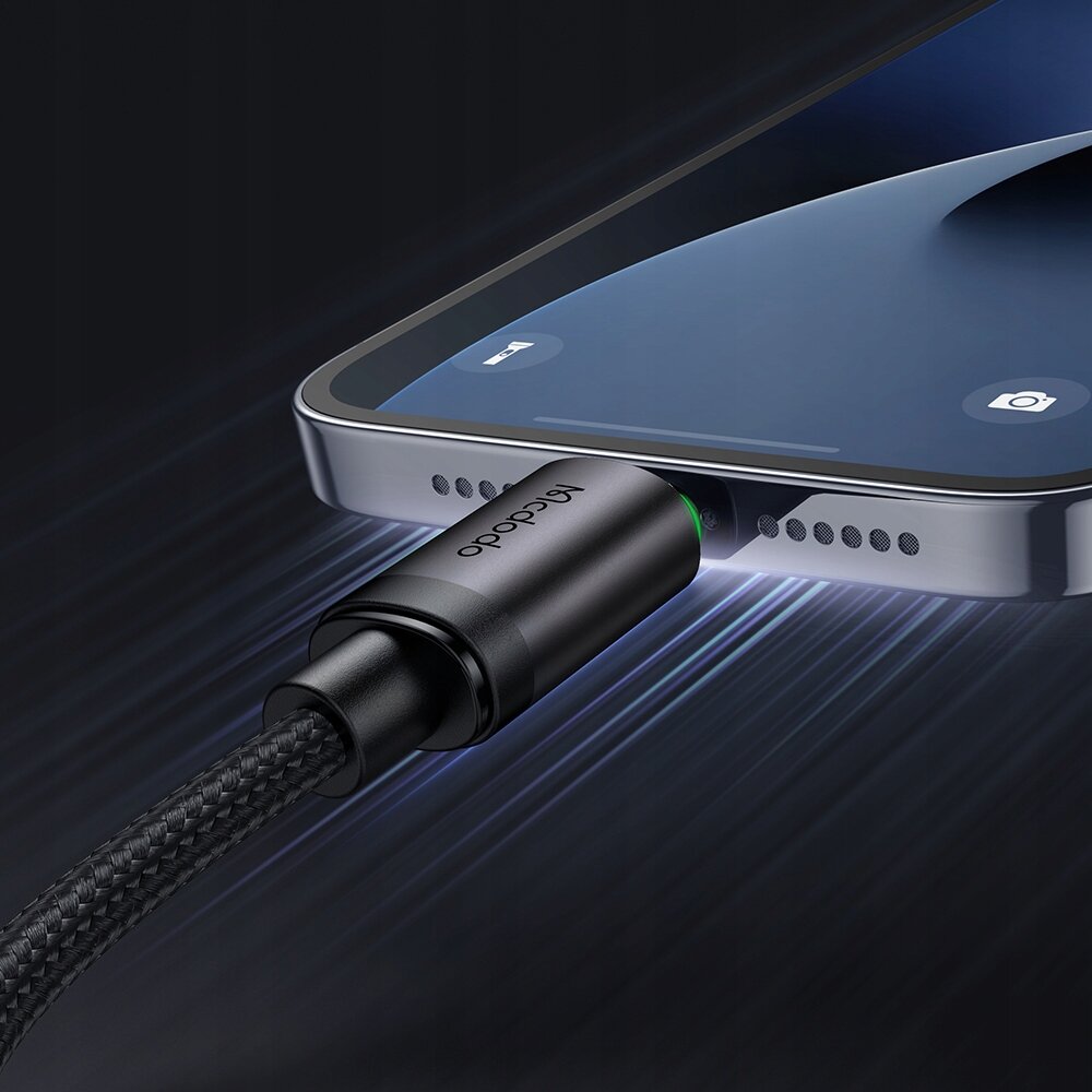 Czarny kabel USB z logo \'Mcdodo\' podłączony do portu smartfona, z widocznym efektem świetlnym wokół złącza.