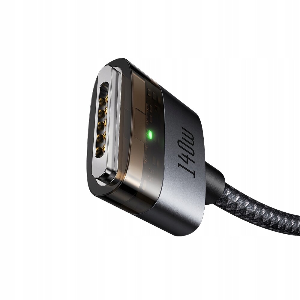Zbliżenie na końcówkę kabla z metaliczną obudową i widocznym napisem \'140W\'. Kabel ma plecioną osłonę i zieloną diodę sygnalizacyjną.