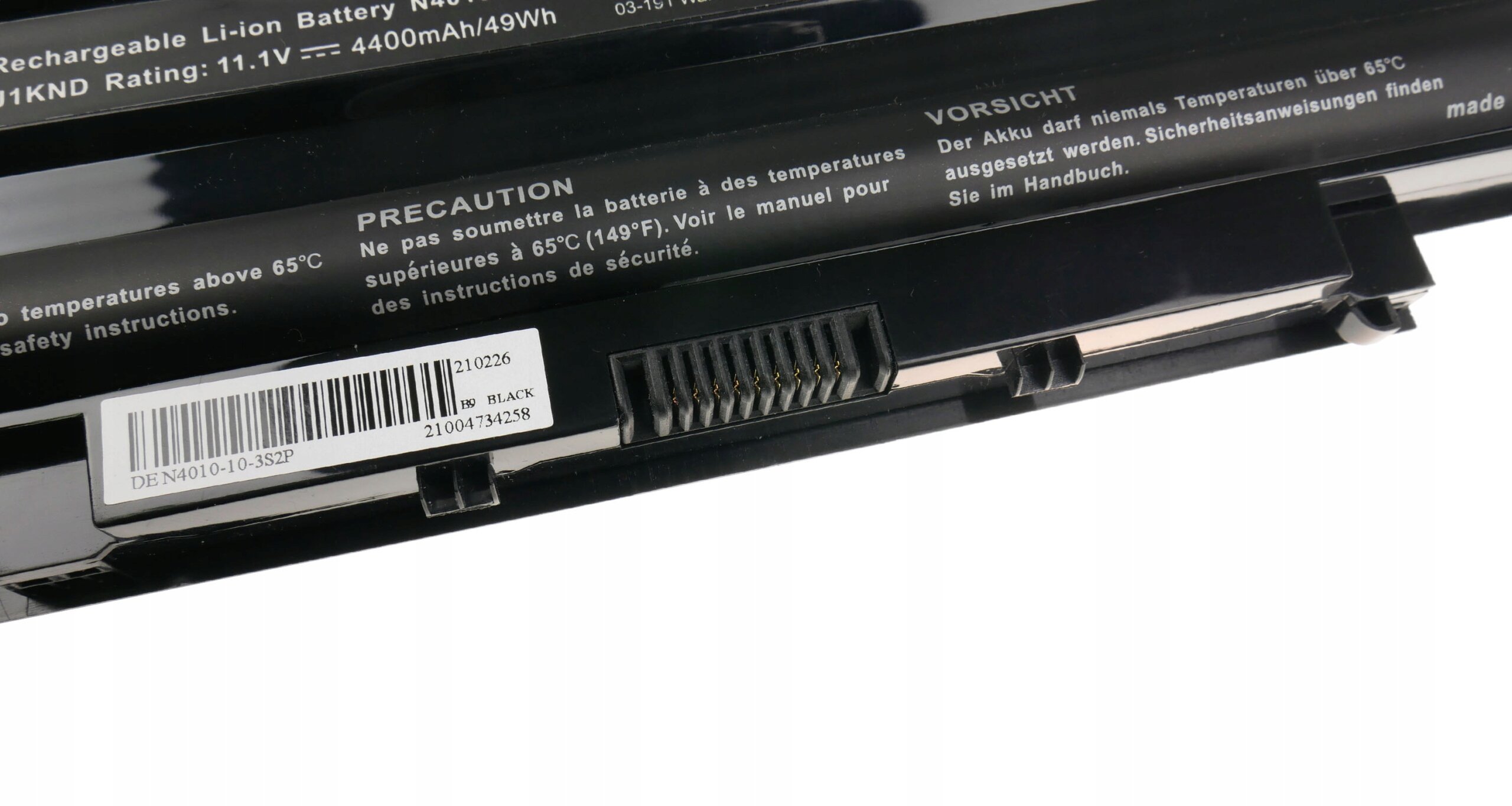 Bateria do laptopa z widocznym tekstem: \'Rechargeable Li-ion Battery Pack J1KND Rating: 11.1V — 4400mAh/49Wh\'. Na baterii znajdują się również ostrzeżenia w językach angielskim, francuskim i niemieckim dotyczące temperatury oraz kod kreskowy z numerem \'DE-N4010-1-03-352P\'.