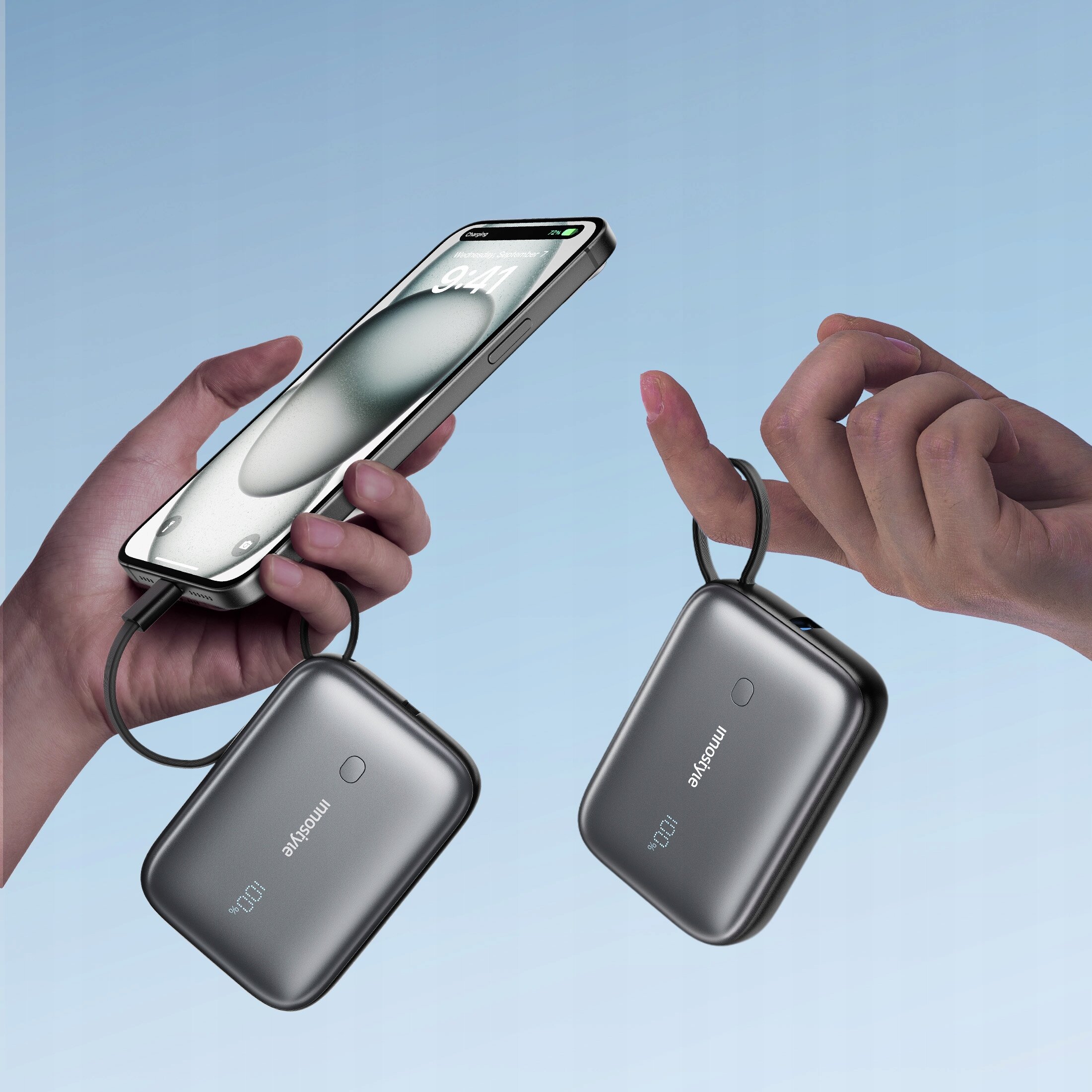 Na zdjęciu widoczny jest powerbank Innostyle Powergo Mini z napisem \'Innostyle\' i \'10000mAh\' oraz telefon podłączony do niego kablem USB-C. Tło jest jednolite i niebieskie.