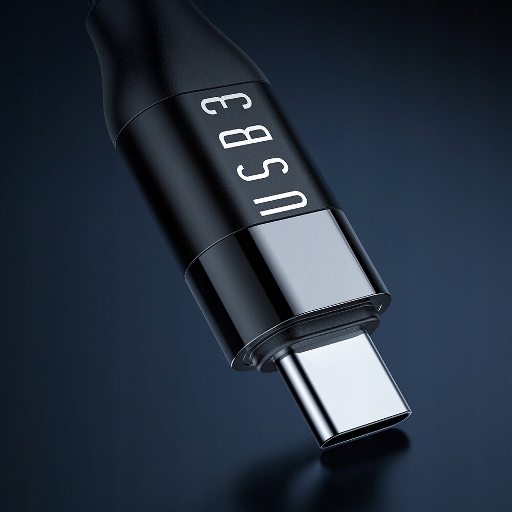 Zbliżenie na czarny kabel USB-C z widocznym napisem \'USB 3\' na obudowie wtyczki.