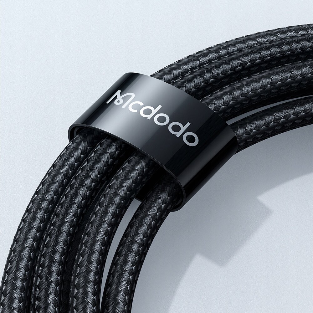 Czarny, pleciony kabel z logo \'Mcdodo\' na metalowej opasce.
