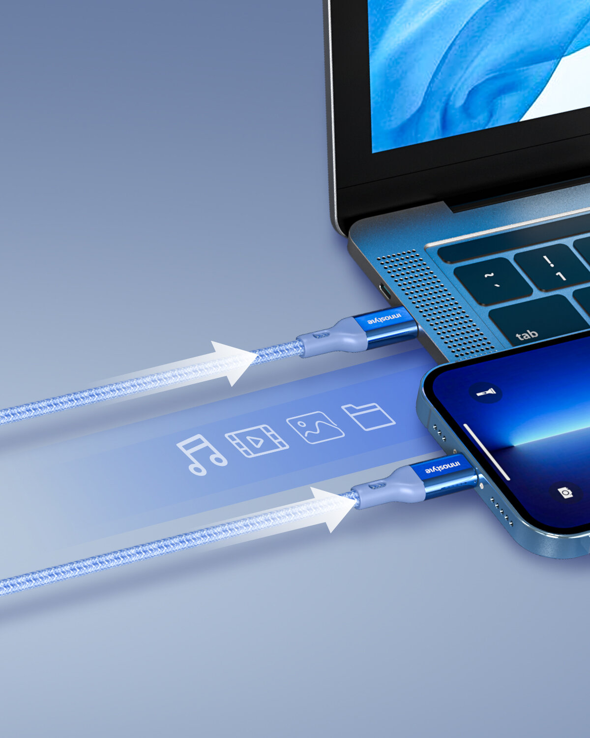 Na obrazie widać niebieski kabel USB-C Lightning podłączony do laptopa i smartfona. Na kablu widoczne jest logo \'media expert\', a obok niego ikony muzyki, wideo, zdjęć i folderu.
