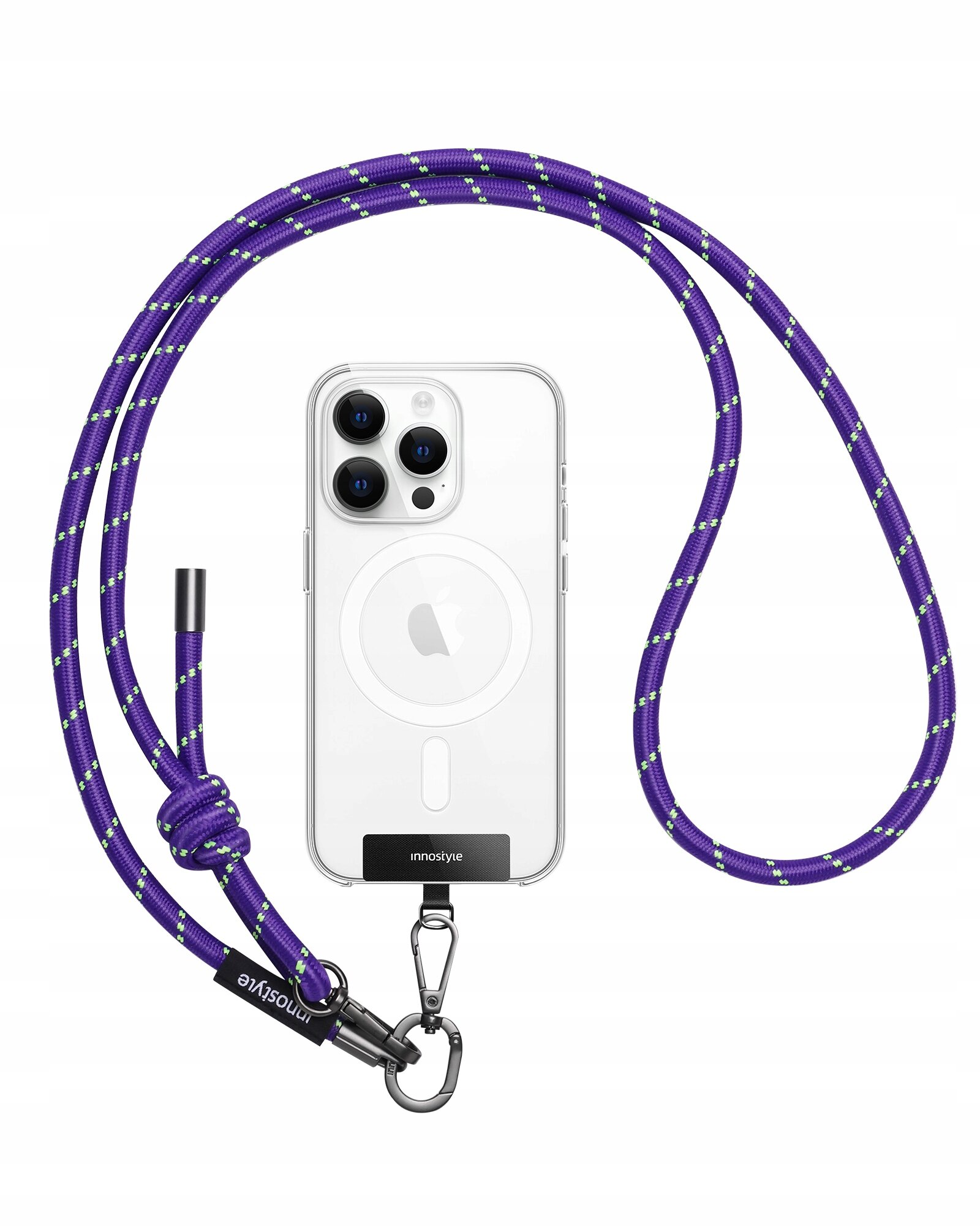 Na obrazie widoczna jest fioletowa smycz do telefonu z metalowym karabińczykiem, przymocowana do przezroczystego etui na telefon. Smycz ma napis \'innostyle\' na czarnej etykiecie.