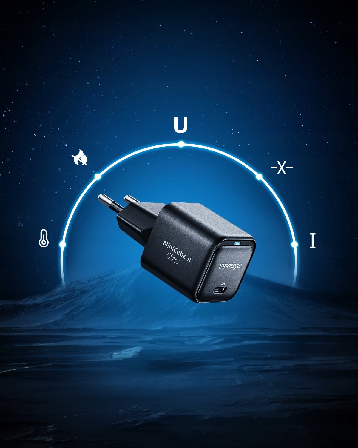 Na obrazie widoczna jest czarna ładowarka USB-C z napisem \'MiniCube II\' oraz \'innostyle\'. W tle znajduje się niebieskie tło z symbolami i literami, tworzącymi półokrąg nad ładowarką.