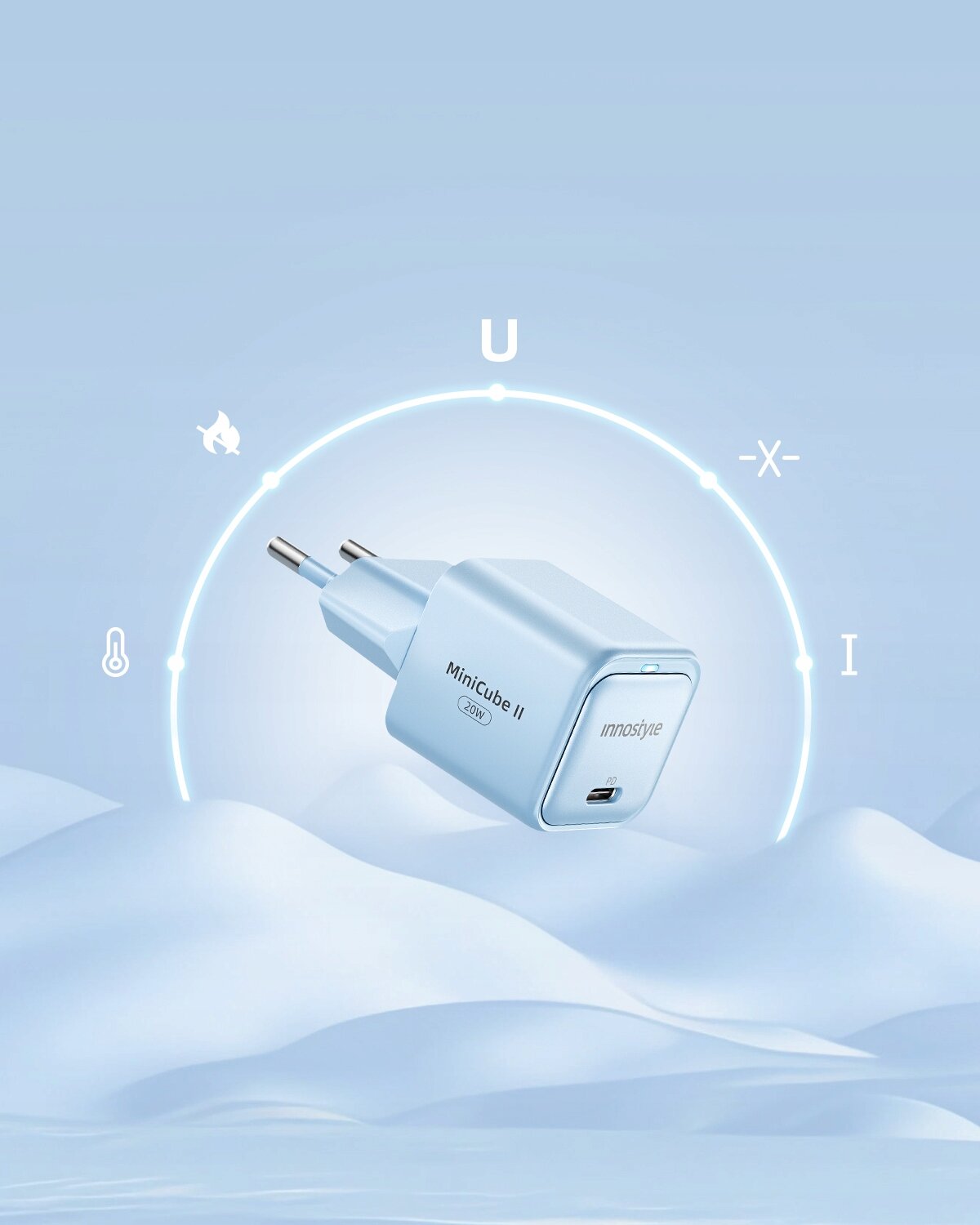 Na obrazie widoczna jest szybka ładowarka USB-C w kolorze jasnoniebieskim z napisem \'MiniCube II\' oraz \'innostyle\'. W tle znajduje się niebieskie tło z delikatnymi wzorami i symbolami.