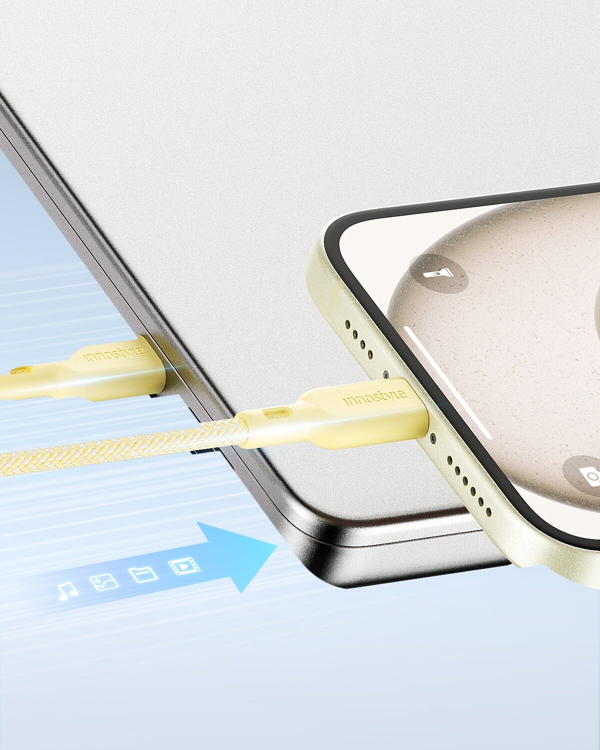 Obraz przedstawia żółty kabel USB-C podłączony do laptopa i smartfona. Na kablu widoczne jest logo \'innostyle\'.