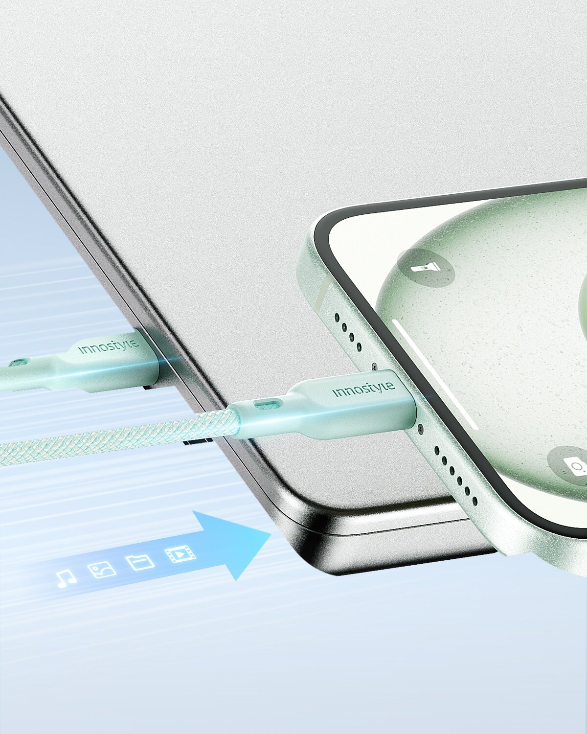 Obraz przedstawia kabel USB-C marki Innostyle podłączony do dwóch urządzeń elektronicznych. Na kablu widoczne jest logo \'innostyle\'.