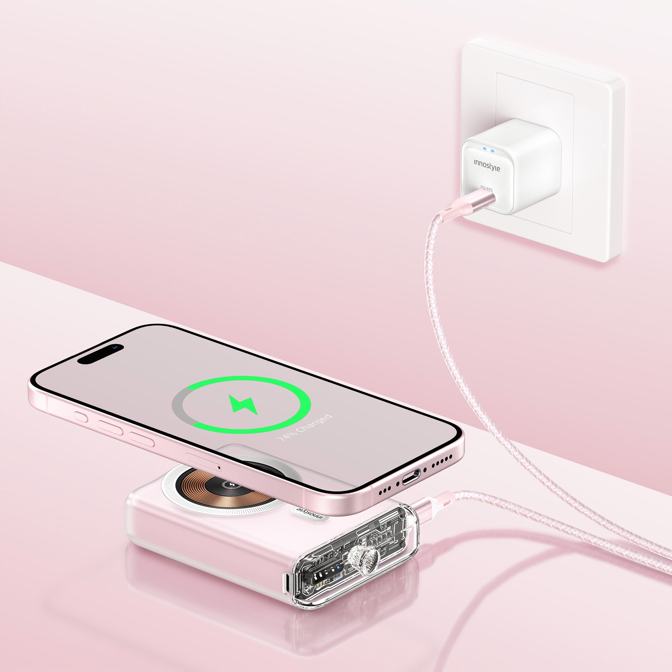 Na zdjęciu widać telefon leżący na indukcyjnym powerbanku, który jest podłączony do gniazdka za pomocą kabla. Na ładowarce widoczny jest napis \'innostyle\'.