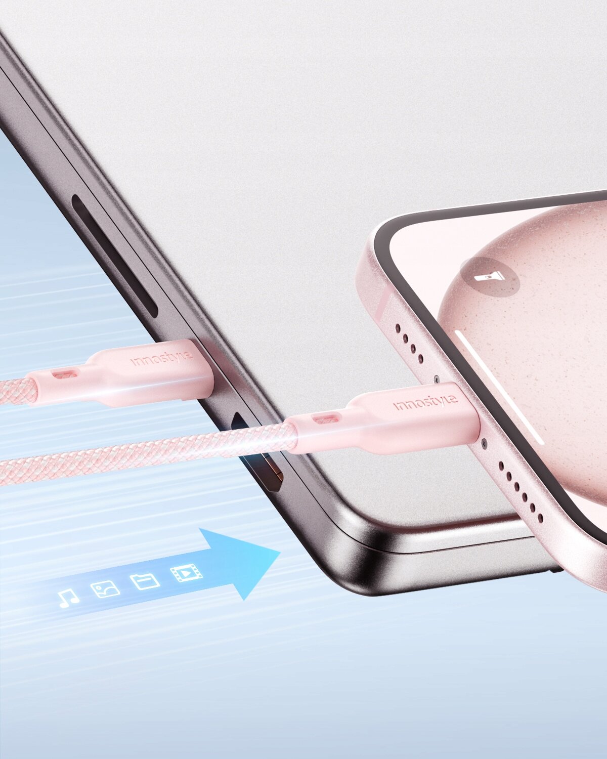 Obraz przedstawia różowy kabel USB-C podłączony do dwóch urządzeń elektronicznych. Na kablu widoczne jest logo \'innostyle\'.