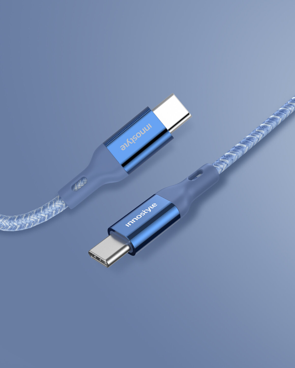 Niebieski kabel USB-C z metalowymi końcówkami, na których widnieje napis \'innostyle\'.